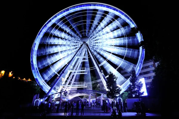 Reuzenrad op amusement park's nachts — Stockfoto