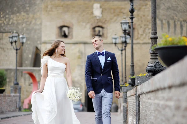 Just married couple bride and groom smiling in wedding day — Stock Photo, Image