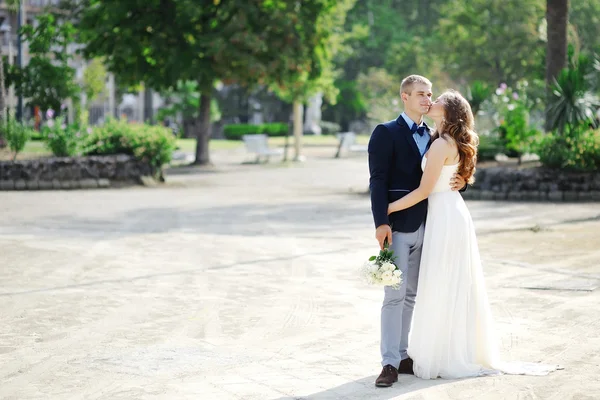 Bruid en bruidegom paar in huwelijksdag in Napels, Italië — Stockfoto