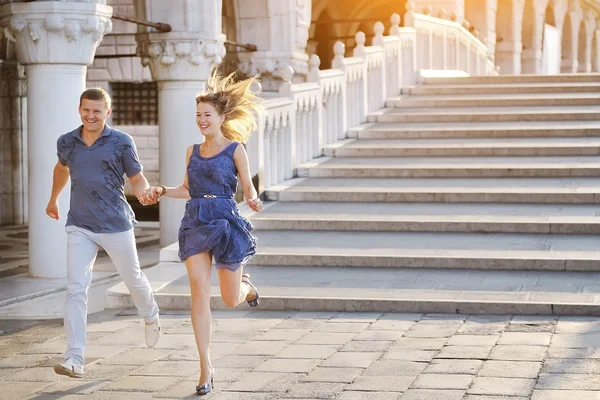 Boldog pár mosolygó, és fut-Velence, Olaszország — Stock Fotó