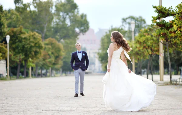 Bride and groom in wedding day in Naples, Italy — Stock Photo, Image