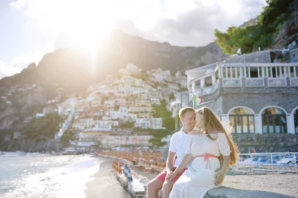 Ungt par nära stranden i solig dag, Positano, Amalfikusten, Italien — Stockfoto