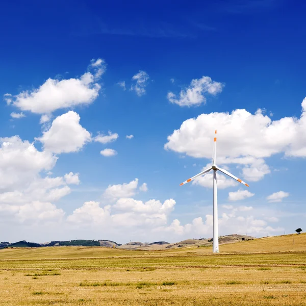 風車発電機と空の雲 - エコロジー省エネ概念 — ストック写真