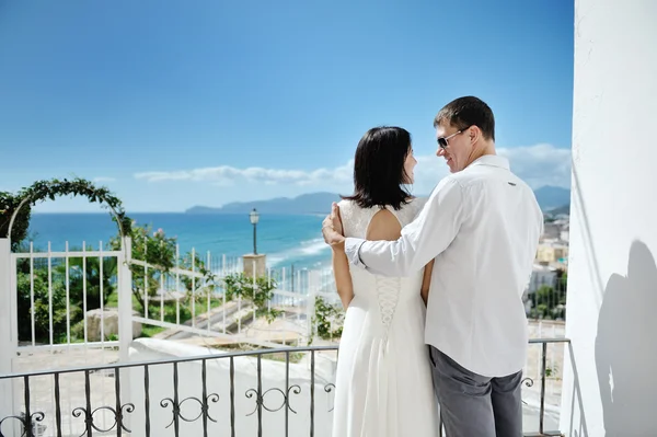 Paar schaut sich am Hochzeitstag in Italien an — Stockfoto