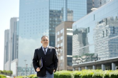 bir iş merkezinde yürüyüş işadamı