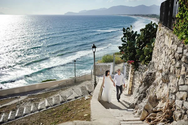 행복 한 커플 신부와 신랑의 결혼식 날에 이탈리아에서 — 스톡 사진