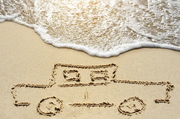 Voiture sur la plage près de la mer — Photo