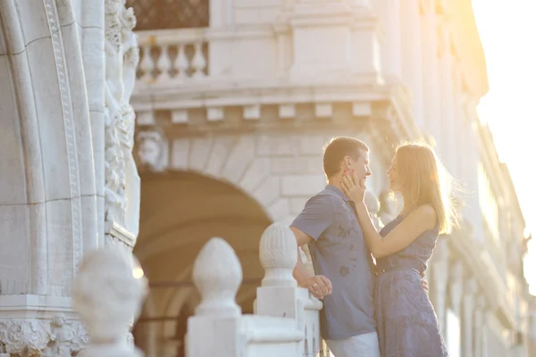 Lyckliga par på smekmånad, Venedig, Italien — Stockfoto