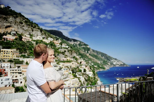 Šťastný pár v Positano, Amalfi pobřeží, Itálie — Stock fotografie