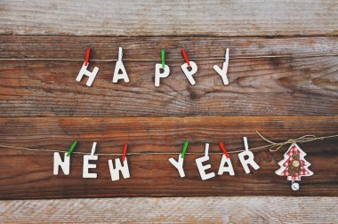 Happy new year ve Noel ağacı ahşap arka plan üzerinde