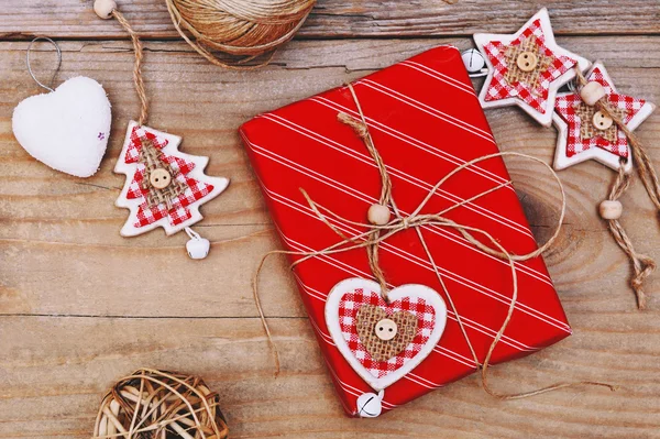 Noel hediye kutusu ve dekorasyonlar ağacı için — Stok fotoğraf