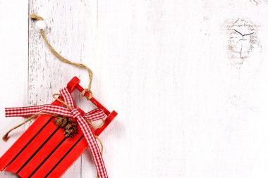 ahşap arka plan üzerinde Noel kızak