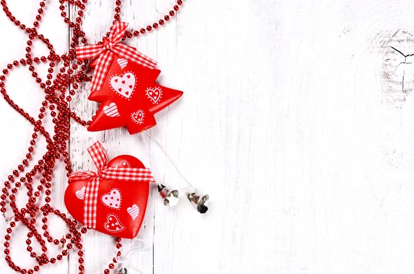 Albero di Natale e decorazione a forma di cuore su sfondo di legno — Foto Stock