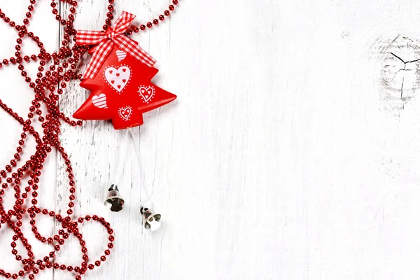 Buon Natale - decorazione dell'albero su sfondo di legno — Foto Stock