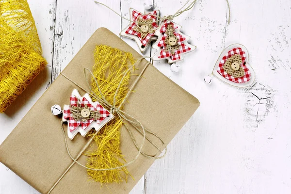 Frohe Weihnachten - Geschenkbox und Baumschmuck — Stockfoto