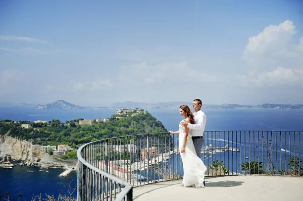 Ženich a nevěsta ve svatební den v Naples, Itálie — Stock fotografie