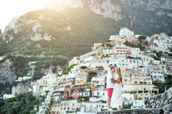 Romantiska ungt par på smekmånad i Positano, Amalfikusten, Italien — Stockfoto