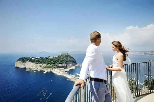 Ungt par bruden och brudgummen i bröllopsdag i Neapel, Italien — Stockfoto