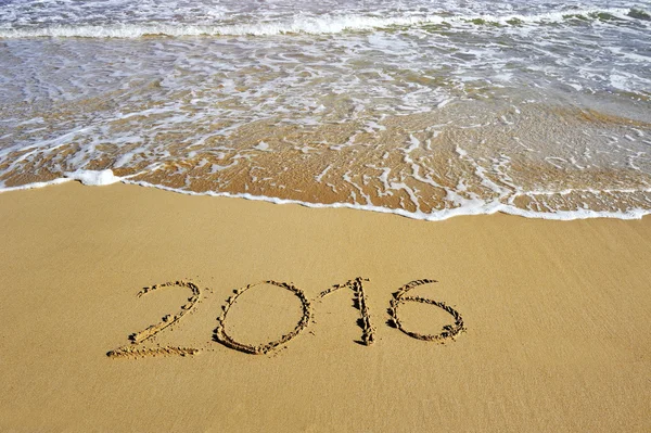 2016 год написан на песчаном пляже - с Новым годом — стоковое фото