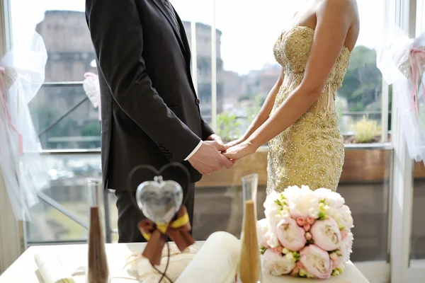 Bride and groom holding hands in wedding day in Rome, Italy — Stock Photo, Image