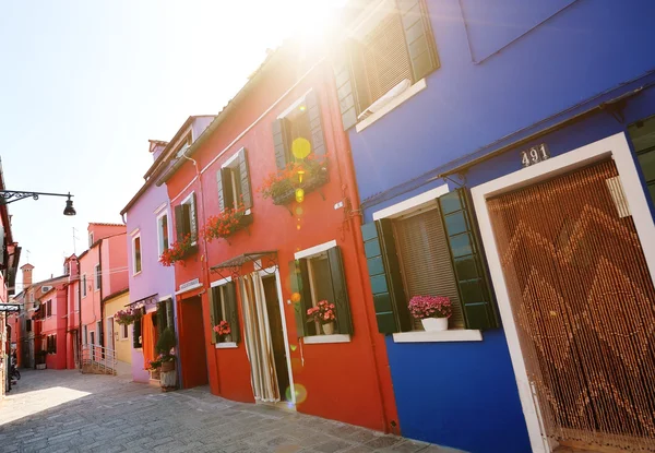 Barevné domy na ostrově Burano, Benátky, Itálie — Stock fotografie
