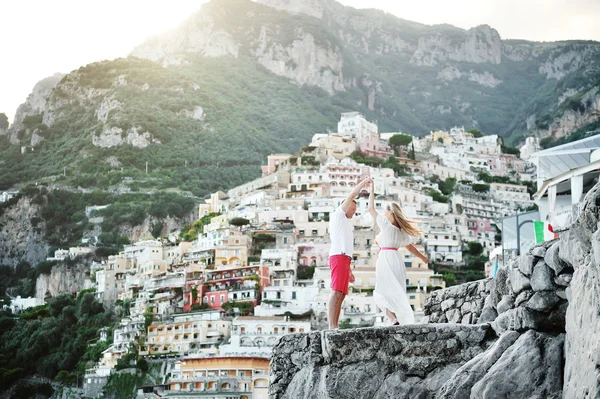 Young beautiful couple dancing in Positano, Amalfi coast, Italy — Stock Photo, Image