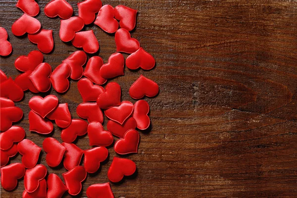 Cuori rossi su sfondo di legno — Foto Stock