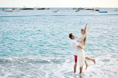 mutlu çift üzerinde plaj, Positano, Amalfi coast, İtalya