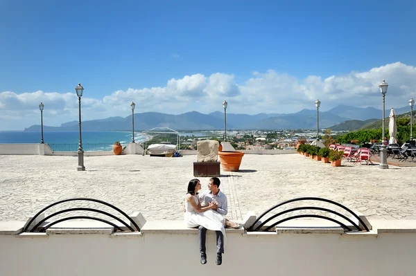 Braut und Bräutigam zärtlich zusammen in Sperlonga, Italien — Stockfoto