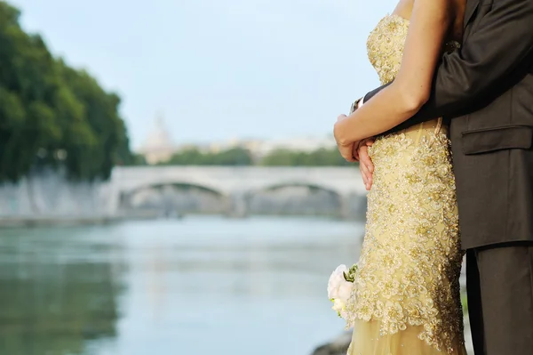 Braut und Bräutigam am Hochzeitstag in Rom in der Nähe des Tibers — Stockfoto