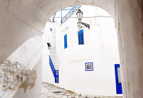 Белые дома в Ostuni, Apulia, Italy — стоковое фото