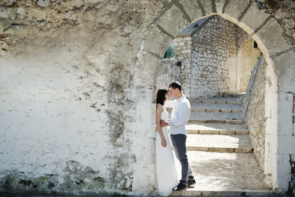 Romantikus ajánlat pár az esküvő napján, Sperlonga, Olaszország — Stock Fotó