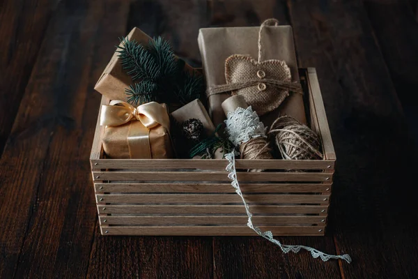 Noël durable, cadeaux zéro déchet, décorations de Noël naturelles. Emballage de cadeaux de Noël en papier brun recyclé dans une boîte de soins en bois. Style vintage idées d'emballage de Noël — Photo