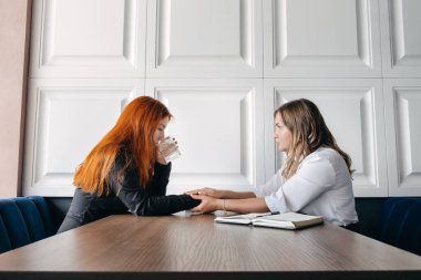 Akıl sağlığı konsepti. Kadın psikolog ve müşterinin iletişim oturumu. Psikoterapi ya da konuşma terapisi çeşitli zihinsel hastalıkları olan ve duygusal sorunları olan insanlara yardımcı olur.