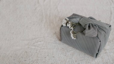 Furoshiki Japon Hediye Kumaşı. Şükran Günü ziyanı, çevre dostu hediye paketleme, özel ders, adım. Geleneksel Japon Furoshiki tarzında el yapımı bir hediye.