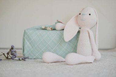 Furoshiki Japon Hediye Kumaşı Paketleme ve örgü oyuncak tavşan. Sıfır atık, çevre dostu hediye paketi. Geleneksel Japon Furoshiki tarzında el yapımı bir hediye.