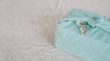 Furoshiki Japon Hediye Kumaşı. Şükran Günü ziyanı, çevre dostu hediye paketleme, özel ders, adım. Geleneksel Japon Furoshiki tarzında el yapımı bir hediye.