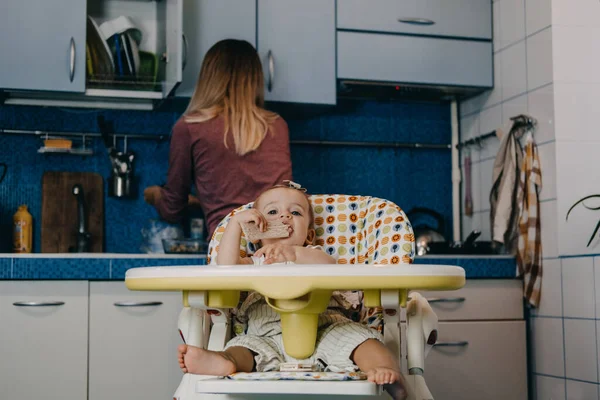 Babynahrung. Die besten Finger-Lebensmittel für Kleinkinder. Kleinkind-Baby mit Knäckebrot, Getreidecracker im Fütterungsstuhl — Stockfoto