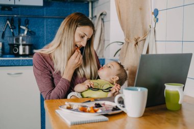 Karantina, kişisel izolasyon, çocuklarla çevrimiçi çalışma, yoğun anneler benimle aile zamanı arasındaki dengeyi sağlıyor. Modern anne iş ve bebek besleme arasında denge sağlar.