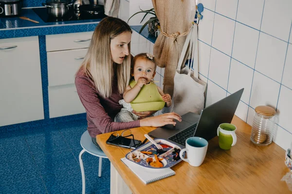Quarantine, self isolation, online working with kids, busy moms balance between me time and family time. Modern mom balances between work and baby Feeding — Stock Photo, Image