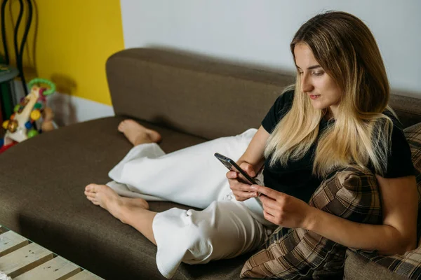 Compras en línea, venta Viernes Negro, ofertas de vacaciones comercio electrónico, banca por Internet, el gasto de concepto de dinero. Mujer joven en casa con tarjeta de crédito y el uso de ordenador portátil y teléfono celular — Foto de Stock