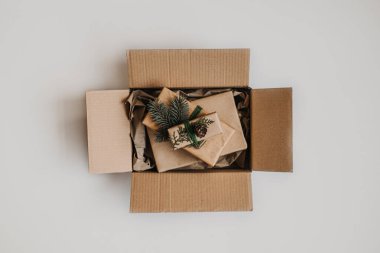 Sürdürülebilir Noel, sıfır atık hediye, doğal Noel süslemeleri. Hediyeli Noel kompozisyonu, tahta kutuda köknar dalları