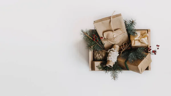 Navidad sostenible, cero regalos de residuos, decoraciones de Navidad natural. Composición navideña con regalos, ramas de abeto en caja de madera — Foto de Stock