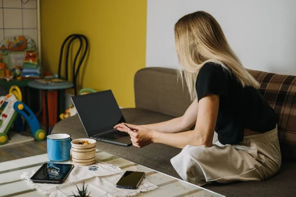 Compras en línea, venta Viernes Negro, ofertas de vacaciones comercio electrónico, banca por Internet, el gasto de concepto de dinero. Mujer joven en casa con tarjeta de crédito y el uso de ordenador portátil y teléfono celular — Foto de Stock