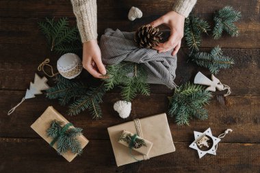 Ucuz Noel hediyeleri, Ucuz Noel hediyeleri, Ucuz Noel hediyeleri. Sıkı bir Noel bütçesi için hediye fikirleri. Karton kutu, ambalaj kağıdı ve bir hediye.