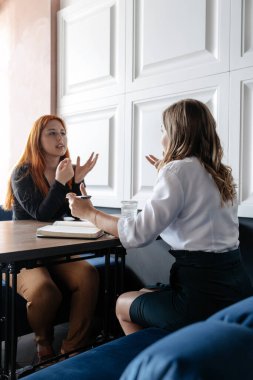 Akıl sağlığı konsepti. Kadın psikolog ve müşterinin iletişim oturumu. Psikoterapi ya da konuşma terapisi çeşitli zihinsel hastalıkları olan ve duygusal sorunları olan insanlara yardımcı olur.