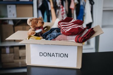 Bağış kutusu, Charity Hediye Engelleri, Yardım Mültecileri ve Evsizler. Noel Xmas Bağış Kutusu. Sıcak kıyafetler, yiyecek ve oyuncaklarla dolu. Hayır kurumları ihtiyacı olan ailelere kış engelleri koyuyor.