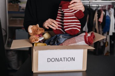 Bağış kutusu, Charity Hediye Engelleri, Yardım Mültecileri ve Evsizler. Noel Xmas Bağış Kutusu. Sıcak kıyafetler, yiyecek ve oyuncaklarla dolu. Hayır kurumları ihtiyacı olan ailelere kış engelleri koyuyor.
