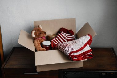 Bağış kutusu, Charity Hediye Engelleri, Yardım Mültecileri ve Evsizler. Noel Xmas Bağış Kutusu. Sıcak kıyafetler, yiyecek ve oyuncaklarla dolu. Hayır kurumları ihtiyacı olan ailelere kış engelleri koyuyor.