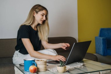 İnternetten alışveriş, Savvy Shoppers, Kurulum Ödemeleri. Evde kredi kartı ve dizüstü bilgisayarla ödeme yapan bir kadın. İnternet alışveriş kavramı